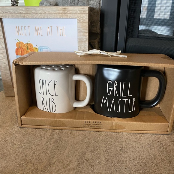 New in box Rae Dunn spice rub/grill master mug and spice shaker set